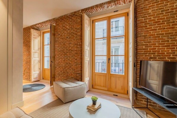 TV, offices - w *| Amazing 1BR at Palacio Real (Madrid)