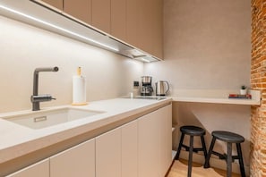 Réfrigérateur, four à micro-ondes, un four, surface de cuisson
