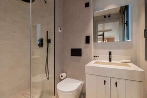 Shower, hair dryer, towels - w * | Amazing Loft at Palacio Real (Madrid)