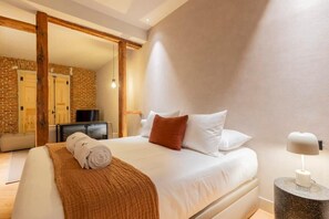 1 bedroom, desk, WiFi, bed sheets