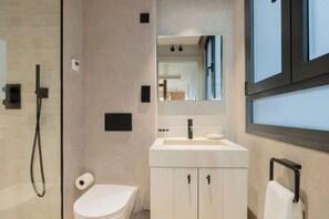 Douche, sèche-cheveux, serviettes fournies