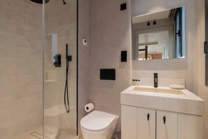 Shower, hair dryer - w * | Lovely Loft at Palacio Real (Madrid)