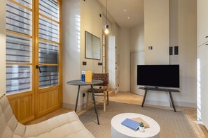 TV, offices - Cozy 1BR at Palacio Real (Madrid)