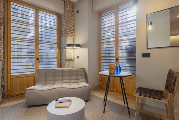 TV, offices - Cozy 1BR at Palacio Real (Madrid)