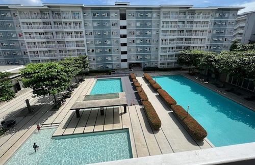 Trees Residences Condo by Denzmar Holistay