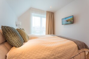 3 bedrooms, iron/ironing board, travel cot, Internet