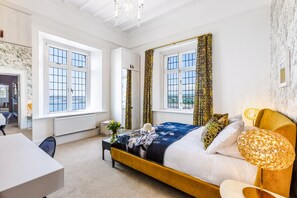 6 slaapkamers, een bureau, een strijkplank/strijkijzer, reisbedje