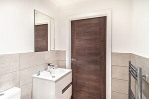 Douche, sèche-cheveux, serviettes fournies, shampoing