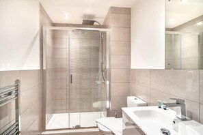 Bruser, hårtørrer, håndklæder