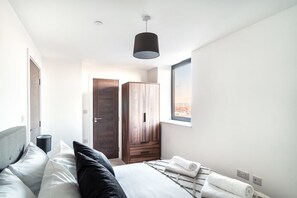 2 bedrooms, desk, iron/ironing board, WiFi - Stay Zeni, Alexandra Rise Manchester 2 Bed Flat (Manchester)