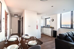 Dining - Stay Zeni, Alexandra Rise Manchester 2 Bed Flat (Manchester)