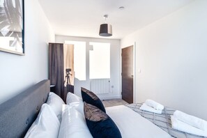 2 bedrooms, desk, iron/ironing board, WiFi - Stay Zeni, Alexandra Rise Manchester 2 Bed Flat (Manchester)
