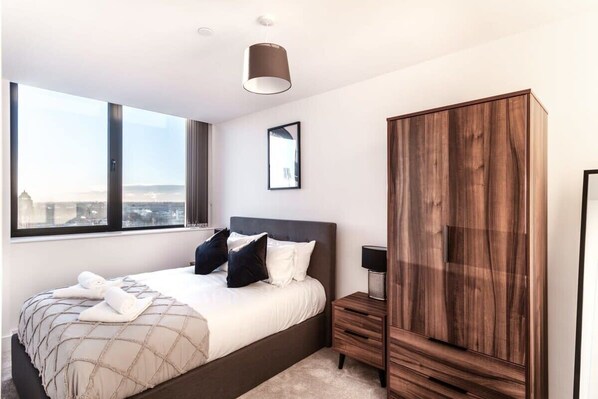 2 Schlafzimmer, Schreibtisch, Bügeleisen/Bügelbrett, WLAN