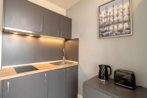 Fridge, microwave, stovetop, toaster - Convenient Budget Sunderland Studio with Views (Sunderland)