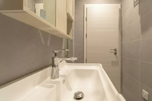 Dusche, Haartrockner, Handtücher