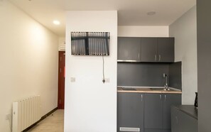 Fridge, microwave, stovetop, toaster - Convenient Budget Sunderland Studio with Views (Sunderland)