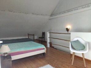 4 Schlafzimmer, Bügeleisen/Bügelbrett