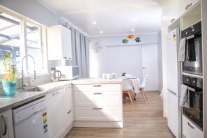 Four à micro-ondes, un four, surface de cuisson, lave-vaisselle