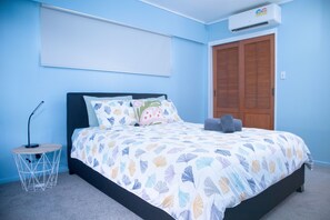 4 bedrooms, iron/ironing board, WiFi, bed sheets