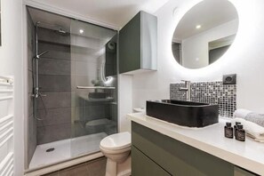 Shower, hair dryer, towels, toilet paper