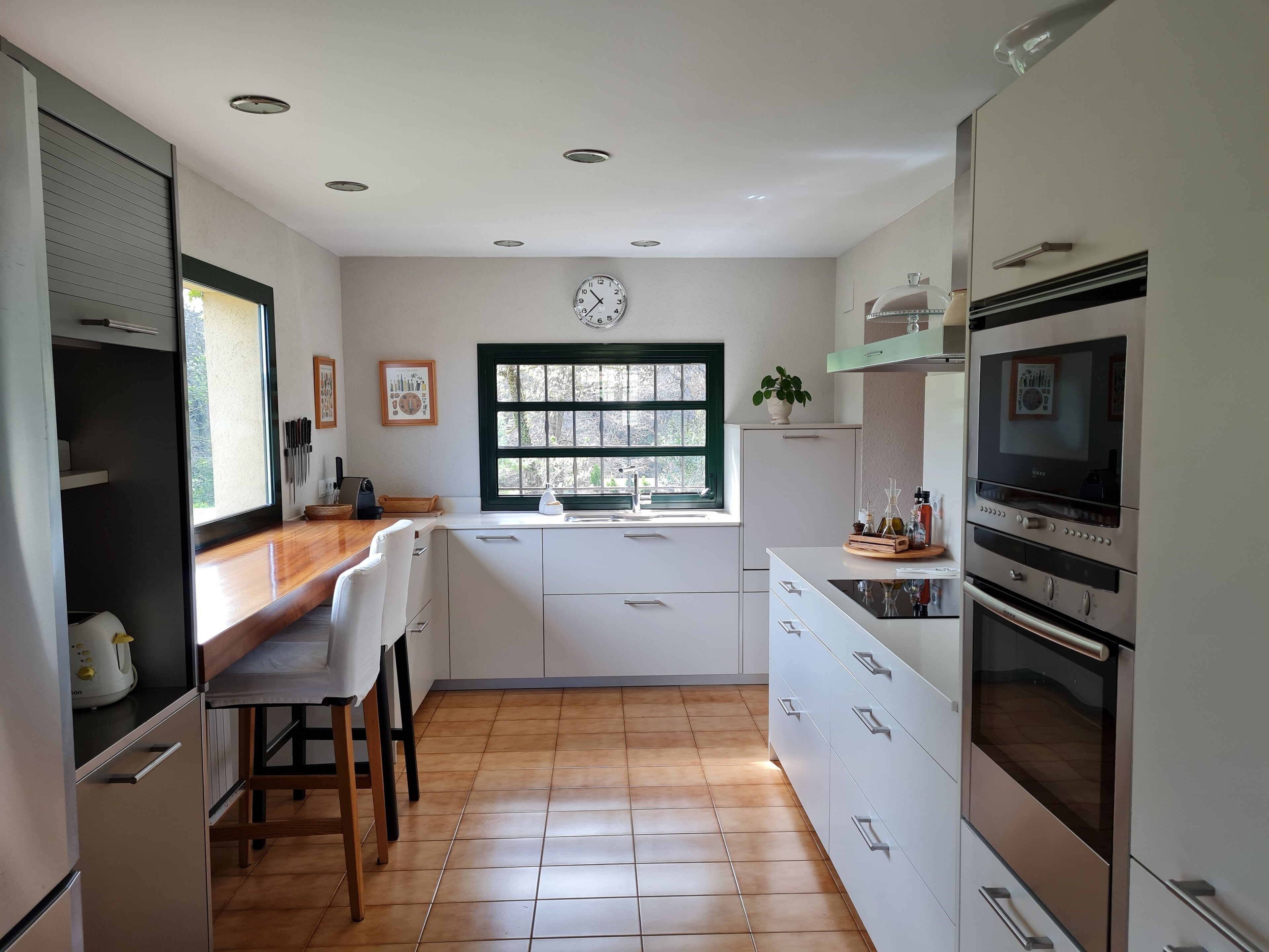 冷蔵庫、電子レンジ、オーブン、コンロ