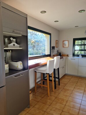 Kjøleskap, mikrobølgeovn, ovn og kokeplater