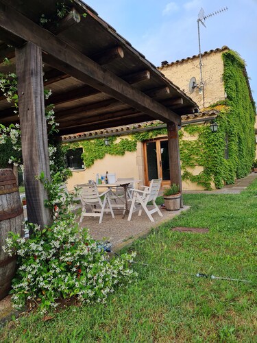 Converted farmhouse in rolling farmland and woods. Ideal for relaxing vacations.