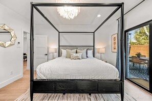 4 bedrooms, desk, iron/ironing board, travel crib - The Gretel-NEW Stunning 4 Bed Downtown Gem, Spa (Dallas)