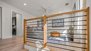 Eine Treppe mit Holzwertlauf und Deckenventilator.