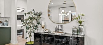 The Gretel-NEW Stunning 4 Bed Downtown Gem, Spa