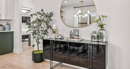 The Gretel-NEW Stunning 4 Bed Downtown Gem, Spa