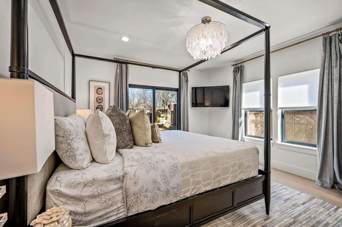 4 bedrooms, desk, iron/ironing board, travel crib