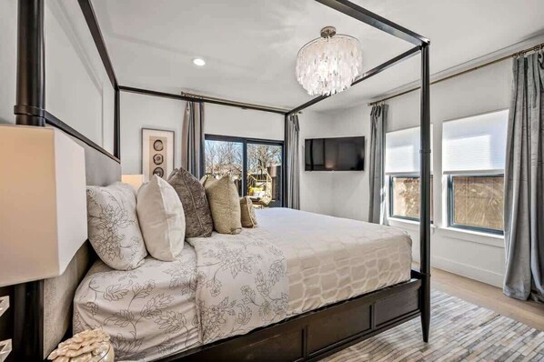 4 bedrooms, desk, iron/ironing board, travel crib - The Gretel-NEW Stunning 4 Bed Downtown Gem, Spa (Dallas)