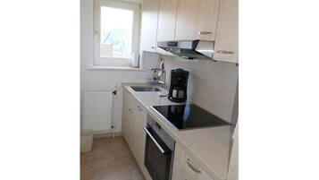 Ofen, Herdplatte, Wasserkocher mit Kaffee-/Teezubehör, Wasserkocher