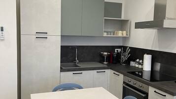 Fridge, oven, stovetop, coffee/tea maker