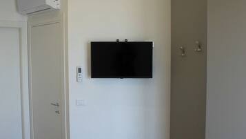 1 camera, una scrivania, Wi-Fi, lenzuola