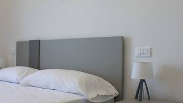 1 bedroom, desk, WiFi, bed sheets