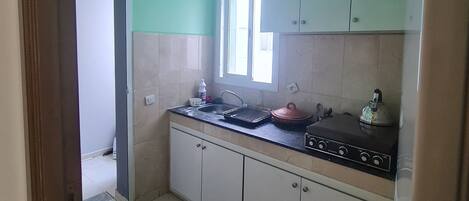 Microwave, stovetop, cookware/dishes/utensils