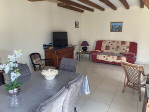 TV - House near beach with garden, 2 bedrooms for peaceful holidays (Saint-Jean-de-Monts)