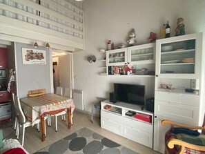 TV - Family apartment for 6, direct slope access, balcony, parking, elevator (Arette)