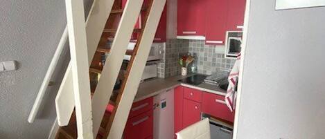 Refrigerador, microondas y parrilla de estufa