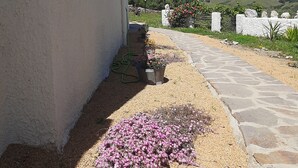A pathway leading to a building with a view of the sea. - Lispusada B&B (Sassari)