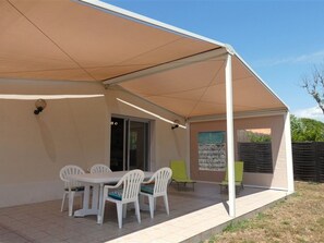 Outdoor dining - 2-bedroom house near beach and shops, covered terrace (Saint-Jean-de-Monts)