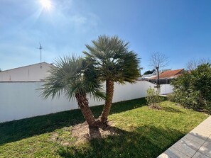 Property grounds - 2-bedroom house near beach and shops, covered terrace (Saint-Jean-de-Monts)