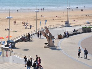 On the beach - Stunning sea view, 2-bed apt for 5, near Sea Avenue (Saint-Jean-de-Monts)