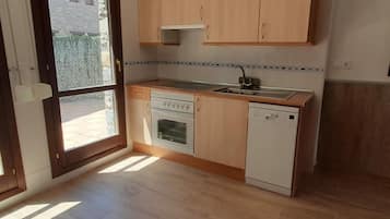 Een koelkast, een magnetron, een oven, een kookplaat