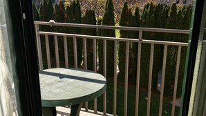A balcony with a round table and a metal railing. - Family-Friendly Apartment with Pool, Balcony, and Parking in Jaca (Jaca)