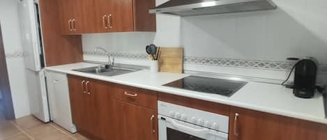 Microondas, horno, parrilla de estufa y lavavajillas