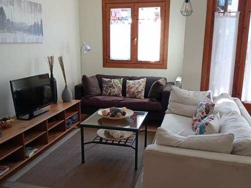 Cozy House in Villanúa: 4BR, Patio, Garage - Sleeps 8