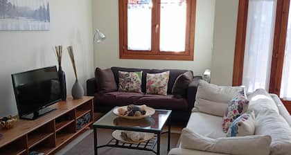 Cozy House in Villanúa: 4BR, Patio, Garage - Sleeps 8